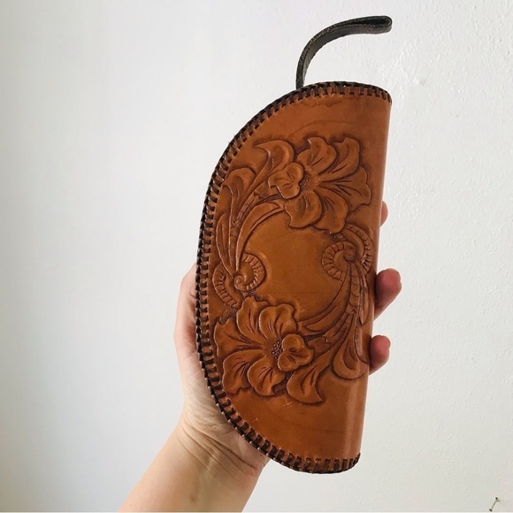 Vintage tooled leather zippered pouch or clutch - Picture 8 of 9